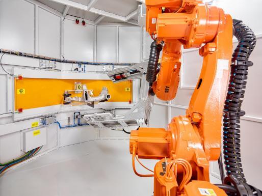 Robotik Fotografie – Industrieroboter in automatisierter Produktionslinie, moderne Fertigung und Hightech-Technologie im Maschinenbau