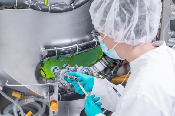 Algenanlage in Betrieb – industrielle Fotografie einer Biotech-Anlage
