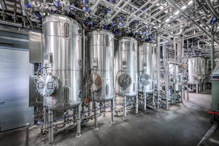 Lebensmittelindustrie Fotografie – moderne Anlage zur Kaffeeproduktion in Bremen, präzise Darstellung industrieller Fertigung und Prozesstechnik