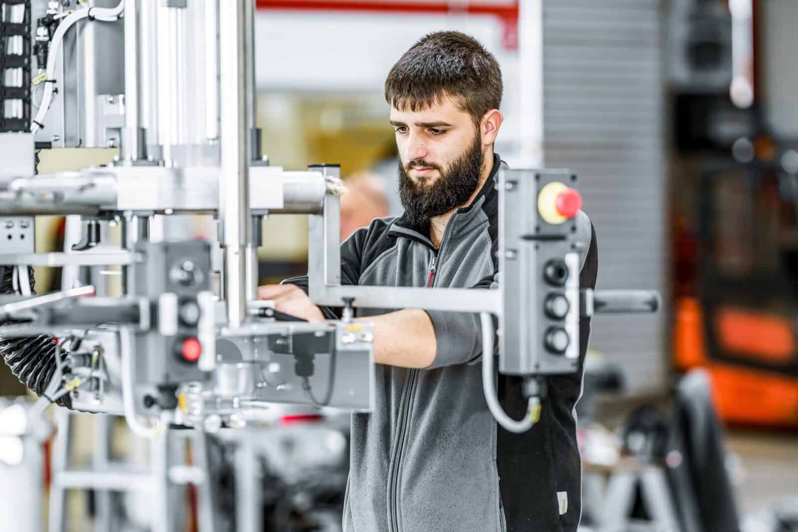 Technische Anlageninstallation – Industriefotografie bei der Produktion einer Industriemaschine