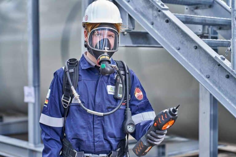 Atemschutzmaske – authentisches Arbeitsporträt Person mit Atemschutzmaske im Corporate-Shooting – People- und Industriefotografie für professionelle Arbeitsumgebungen