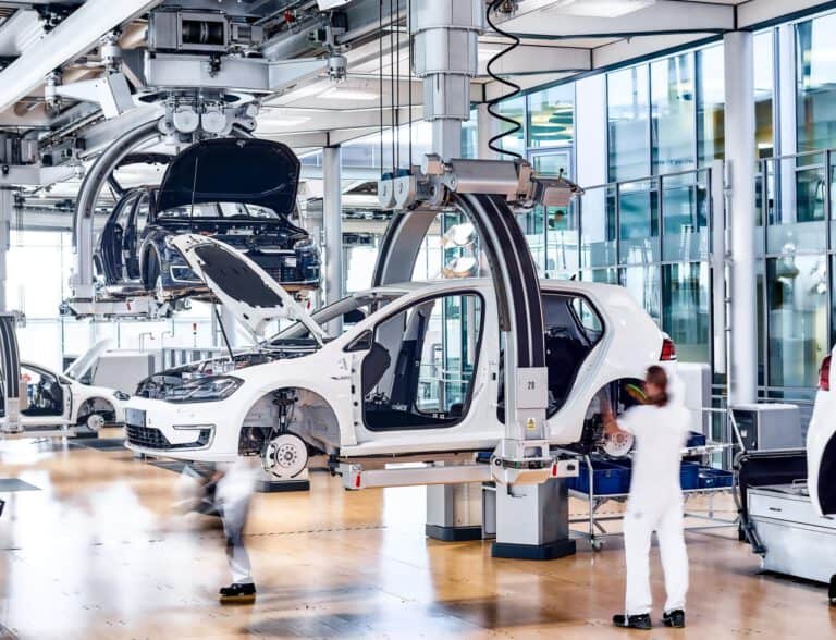 Automobilproduktion – Fließbandmontage im Industriewerk