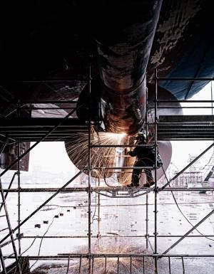 blom-voss-werft-hamburg-schiffbau-industriefotografie Schweissarbeiten im Dock