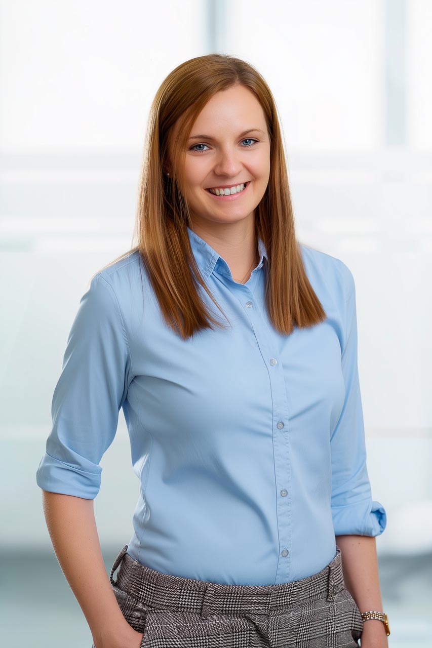 Businessfotografie Hamburg – professionelles Porträt einer Frau im modernen Büro, authentisch und seriös inszeniert