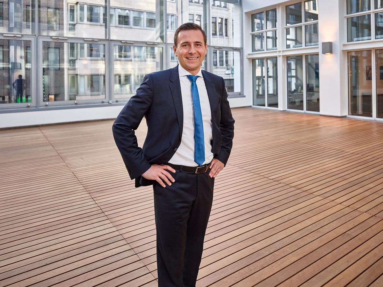 Legeres Businessporträt eines Geschäftsmanns – entspannter, moderner Stil