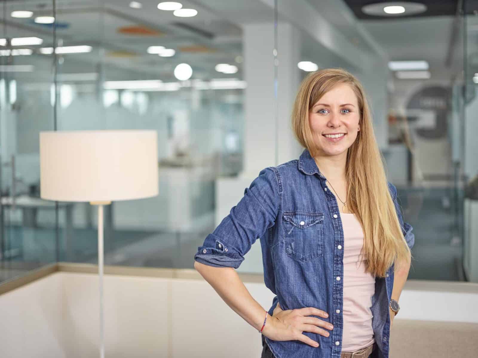 Junge lächelnde Frau im Büro