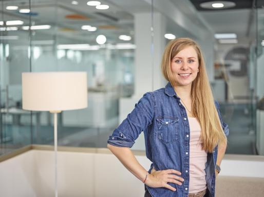 Junge lächelnde Frau im Büro