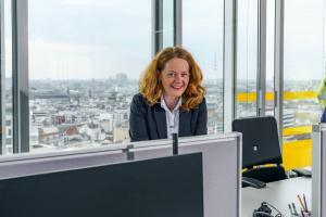 Porträt einer Frau vor Skyline Hamburg im Büro