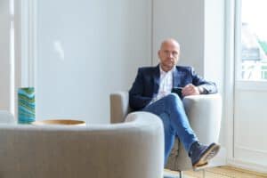 corporate-mann-sitzt