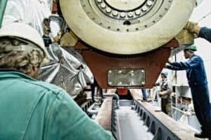 einbau-schiff-motor Neubau Schiff Maschine wird in den Maschinenraum herabgelassen