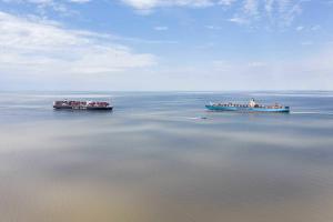 Elbe Containerschiffe begegnen sich