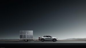 Auto mit Anhänger auf dem Solarzellen montiert sind