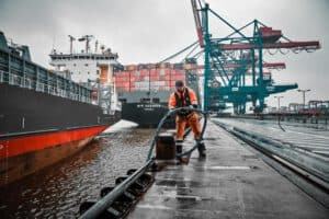 Festmacher am Hamburger Hafen – Maritime Industriefotografie Festmacher mit Tau am Hamburger Hafen – authentische Hafenarbeit-Fotografie