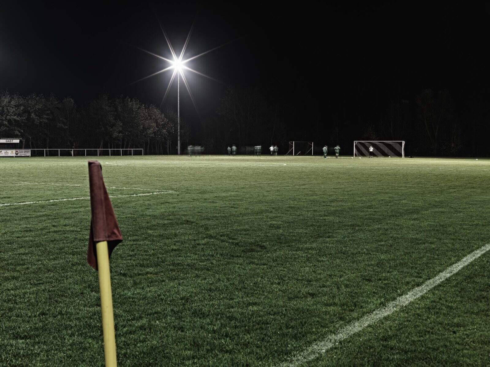 Fußballfeld im Flutlicht mit Eckfahne