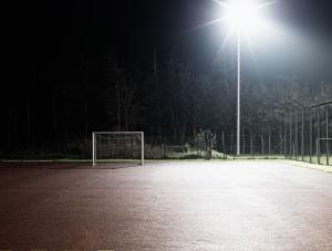 Fußballfeld mit Flutlicht