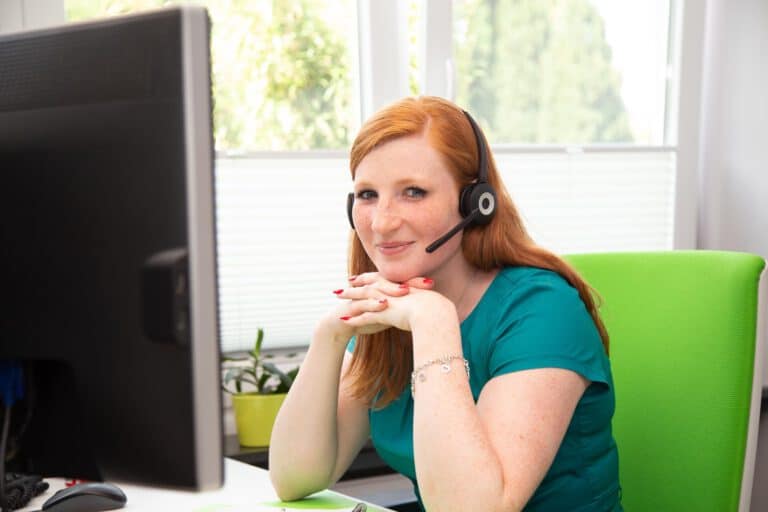 gruppe-anlage-produktion Corporate Foto, Mitarbeiter im Büro. Frau vor einem Bildschirm