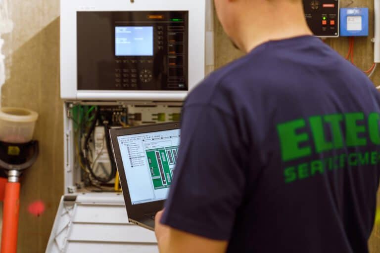 Haustechnik Kontrolle – Gebäudetechnik Gebäudetechnik Fotografie – Mitarbeiter bei Kontrolle moderner Haustechnik-Anlage, authentische Darstellung von Facility Management Prozessen