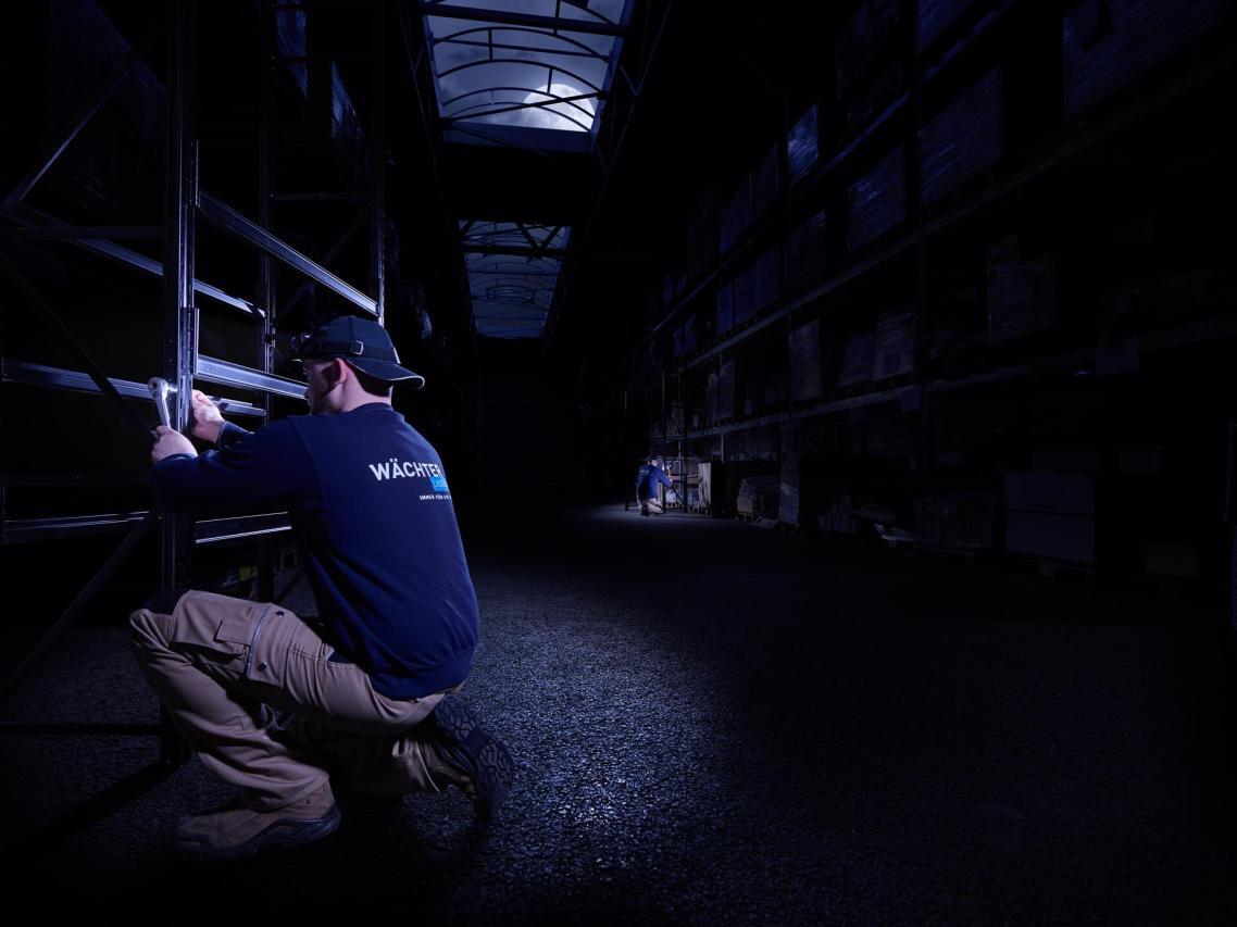 Imagefoto für Wächter Ladenbau aus Bremen – Handwerker arbeitet bei Mondschein in einer Industriehalle