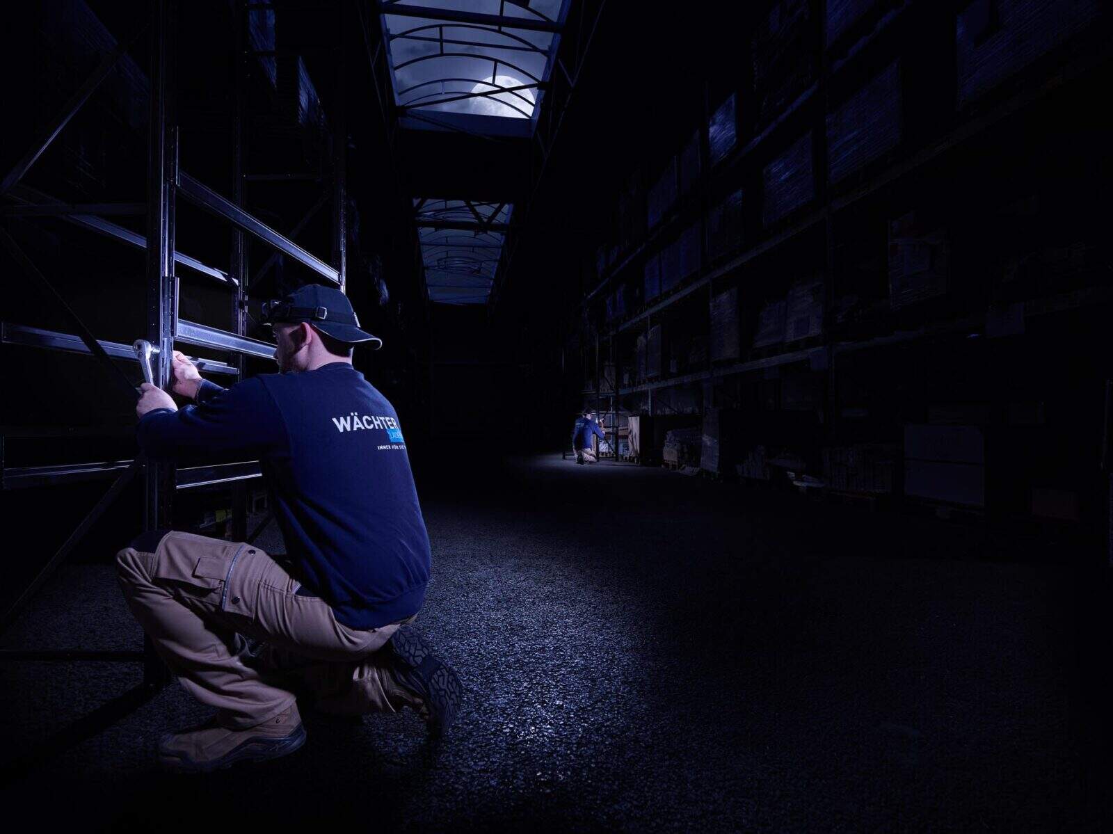 Imagefoto für Wächter Ladenbau aus Bremen – Handwerker arbeitet bei Mondschein in einer Industriehalle