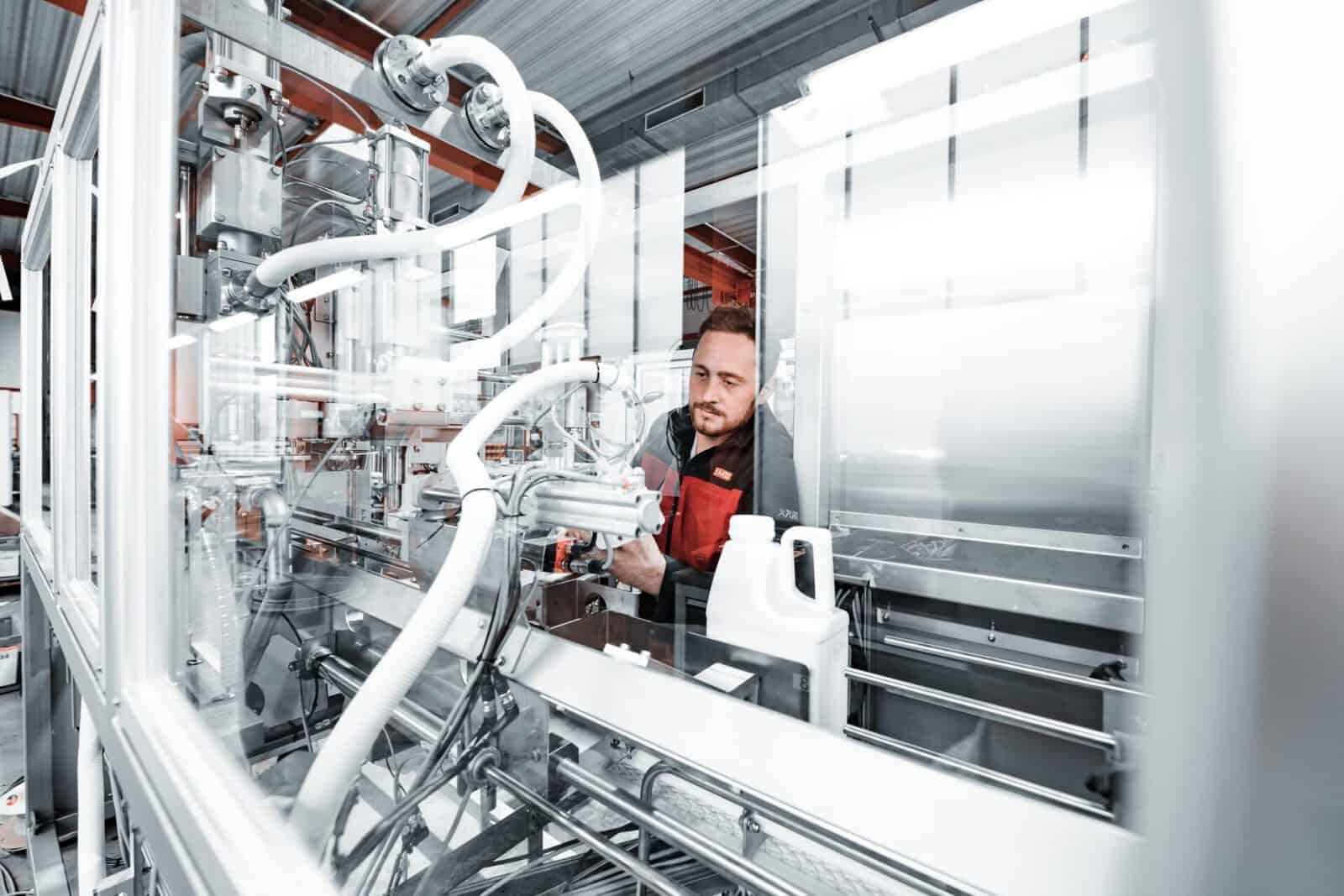 Industriefotografie Produktion Hamburg – Monteur bei der Montage großer Industrieanlagen in moderner Produktionshalle