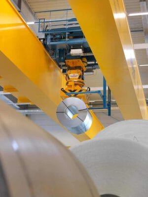 Industriecoil Produktionsfotografie – Stahlverarbeitung Stahlcoil im industriellen Umfeld – detailreiche Industriefotografie