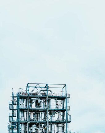 Industriefotografie. Ein Turm Detail in der Chemieindustrie.