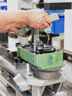 Getriebe Montage – Maschinenbau Fotografie Hamburg Maschinenbau Fotografie – Monteur bei der Montage eines Industriegetriebes, präzise Darstellung technischer Fertigung und Getriebetechnik