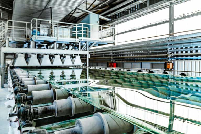 Anlage zur Erstellung von Glasscheiben für die Autoindustrie.Heises Glas läuft über ein Band zum Schneiden.