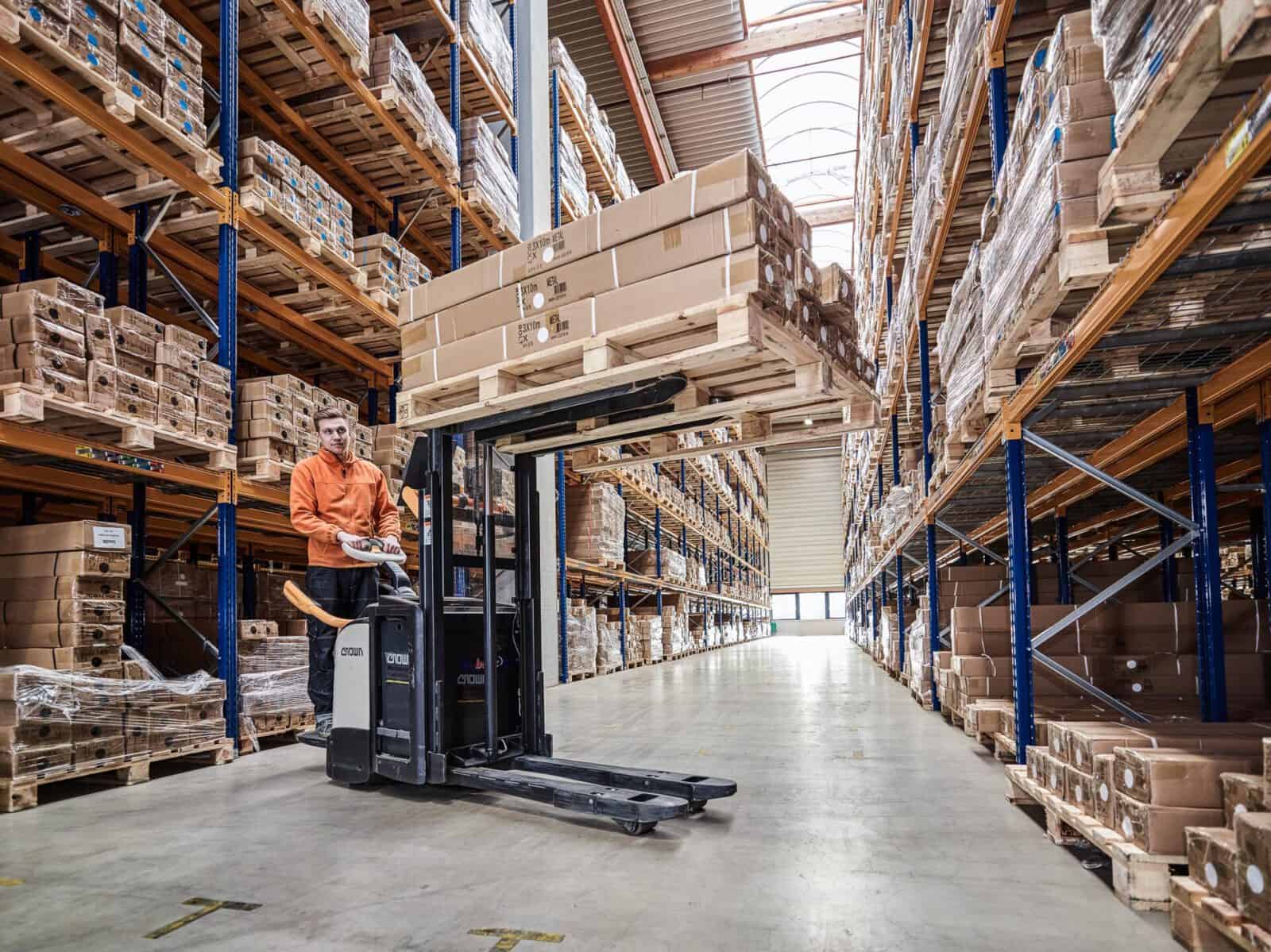 Gabelstapler bewegt Ware im Lager – technische Industriefotografie Logistik