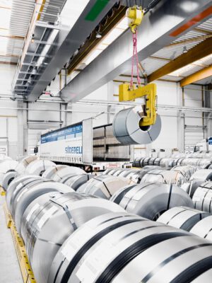 industriefoto-logistik-coillager Stahl-Coils im Logistiklager bei der Verladung in den LKW