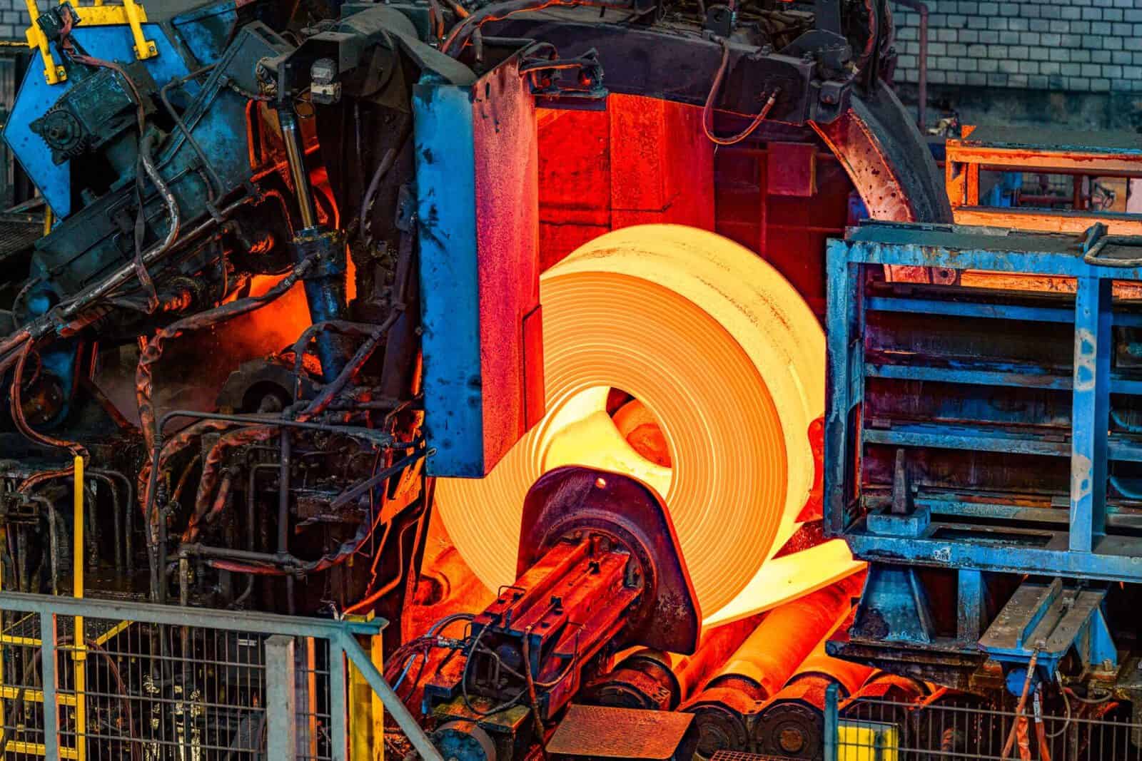 Glühende Stahl-Coils in Produktionshalle, festgehalten vom Industriefotografen – authentische Darstellung moderner Metall- und Stahlindustrie.