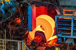 Industriefotografie glühende Stahlproduktion Glühende Stahl-Coils in Produktionshalle, festgehalten vom Industriefotografen – authentische Darstellung moderner Metall- und Stahlindustrie.