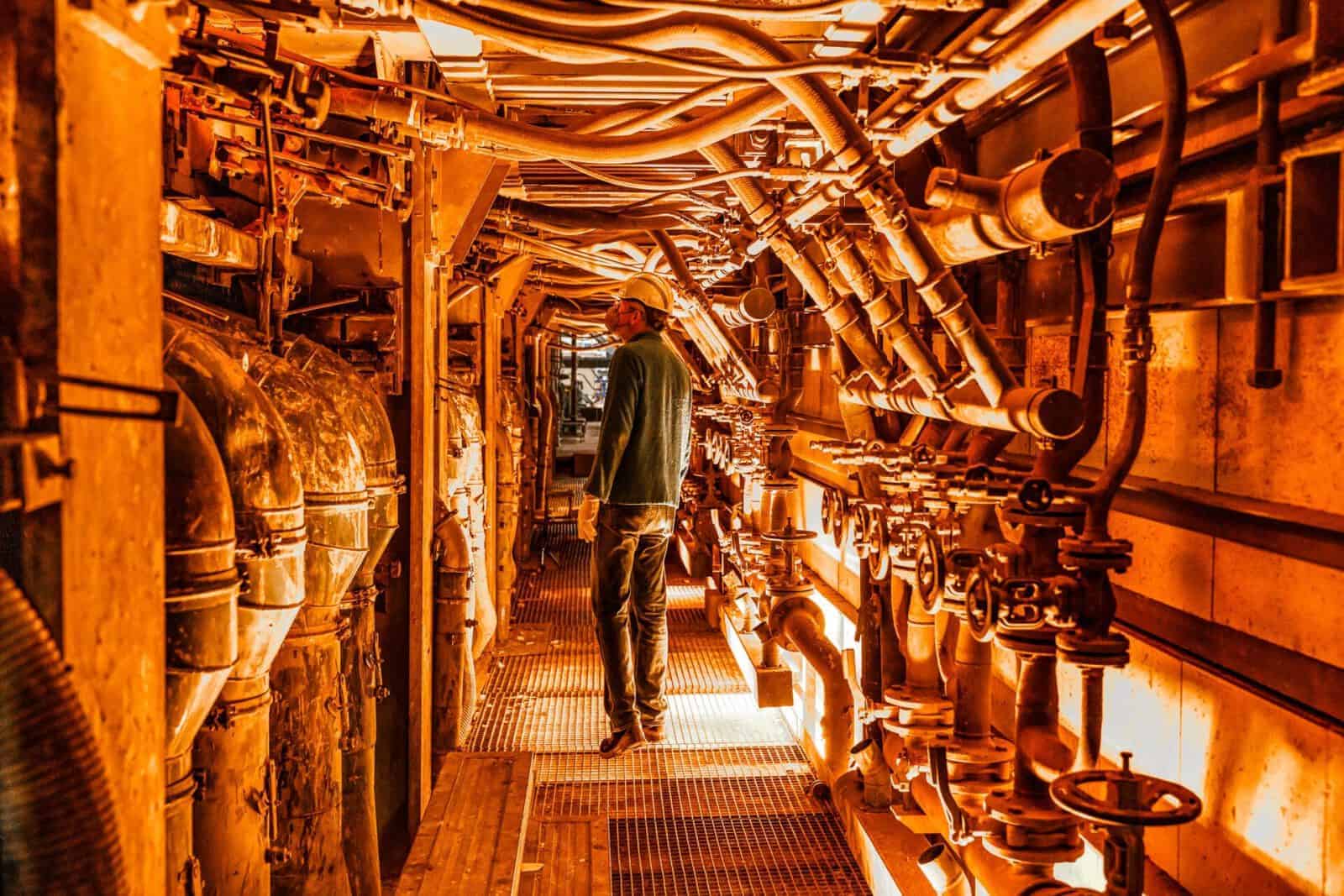 Mann Kontrollieret die Glasschmelzwanne