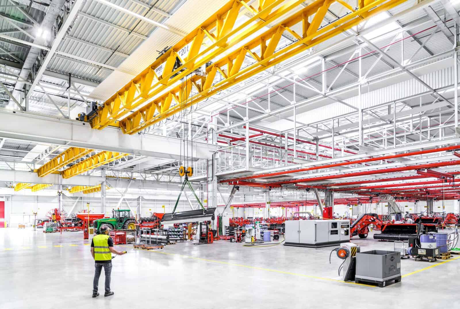 Industriefotografie in der Logistik – Mitarbeiter beim Handling schwerer Lasten in einer Produktionshalle, fotografiert von Erik Krüger, Businessfotograf Hamburg.