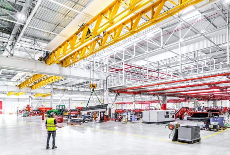 industriefotografie-handling-last-logistik Industriefotografie in der Logistik – Mitarbeiter beim Handling schwerer Lasten in einer Produktionshalle, fotografiert von Erik Krüger, Businessfotograf Hamburg.