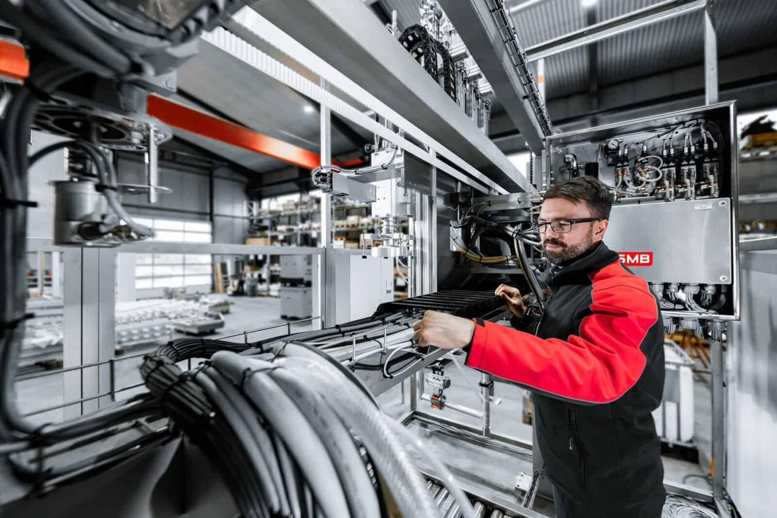 Industriefoto eines Monteur bei der Installation einer Anlage für Logistik