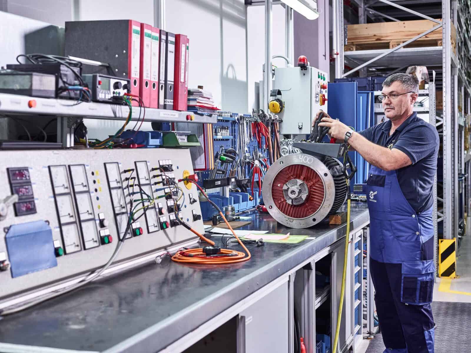 Prüfung eines Getriebes: Ein Mann an einer modernen Werkbank