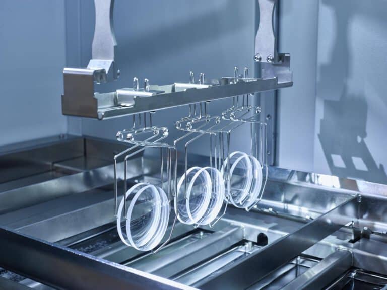 Detail einer Anlage für die Beschichtung von Gläsern. Industriefoto für Anlagen und Maschinen