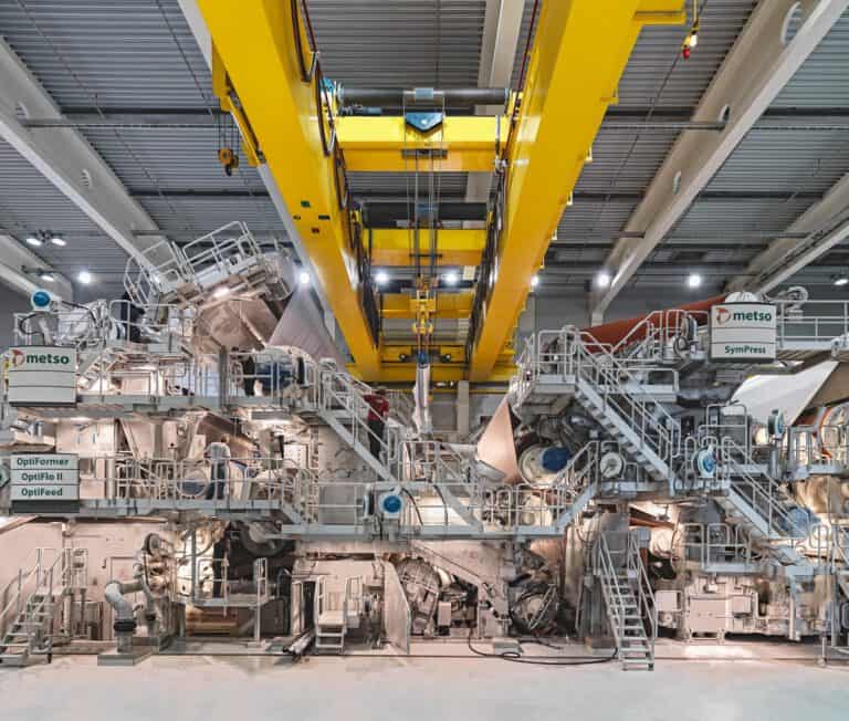 Indus­trie­foto­grafie eines Abschnitts einer Papiermaschine während der Wartung