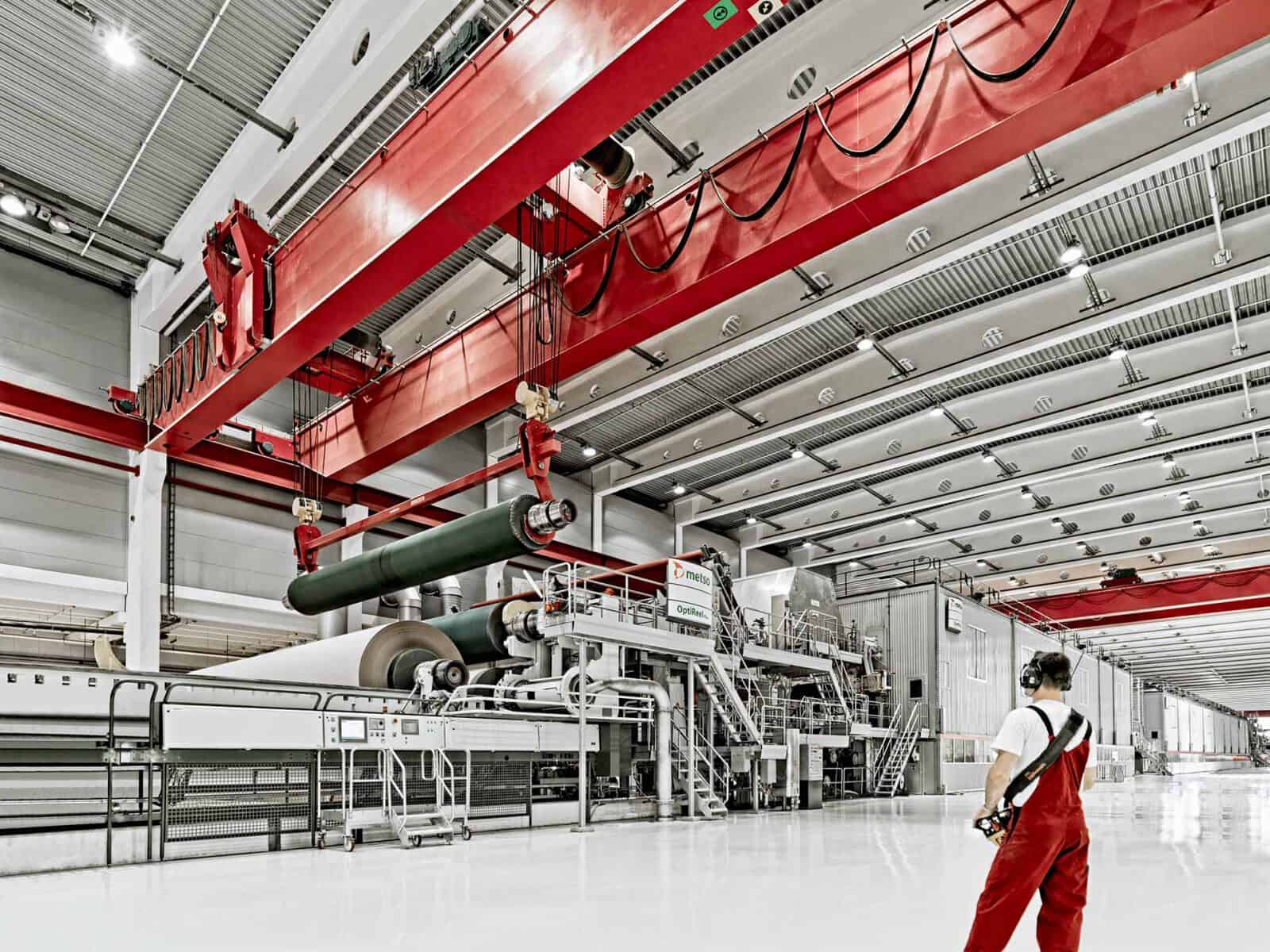 Kran hebt Papierrolle in Papierfertigung – Industriefotografie, Produktion