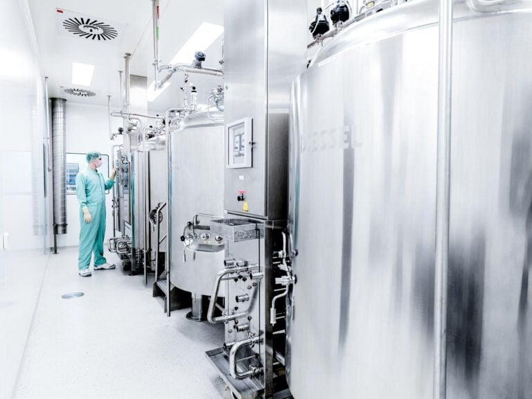 Pharmazeutische Produktion im Reinraum – Indus­trie­foto­grafie Prozesskontrolle