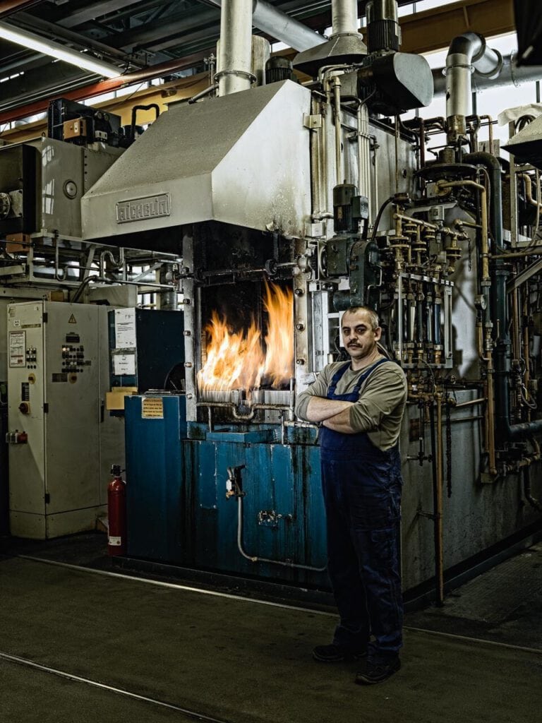 Portrait Härteofenarbeiter – technische Industriefotografie Arbeiter am Härteofen – Industriefotografie Technikarbeit