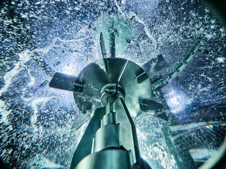Rührwerk in einem Fermenter während eines industriellen Rührprozesses im Labor