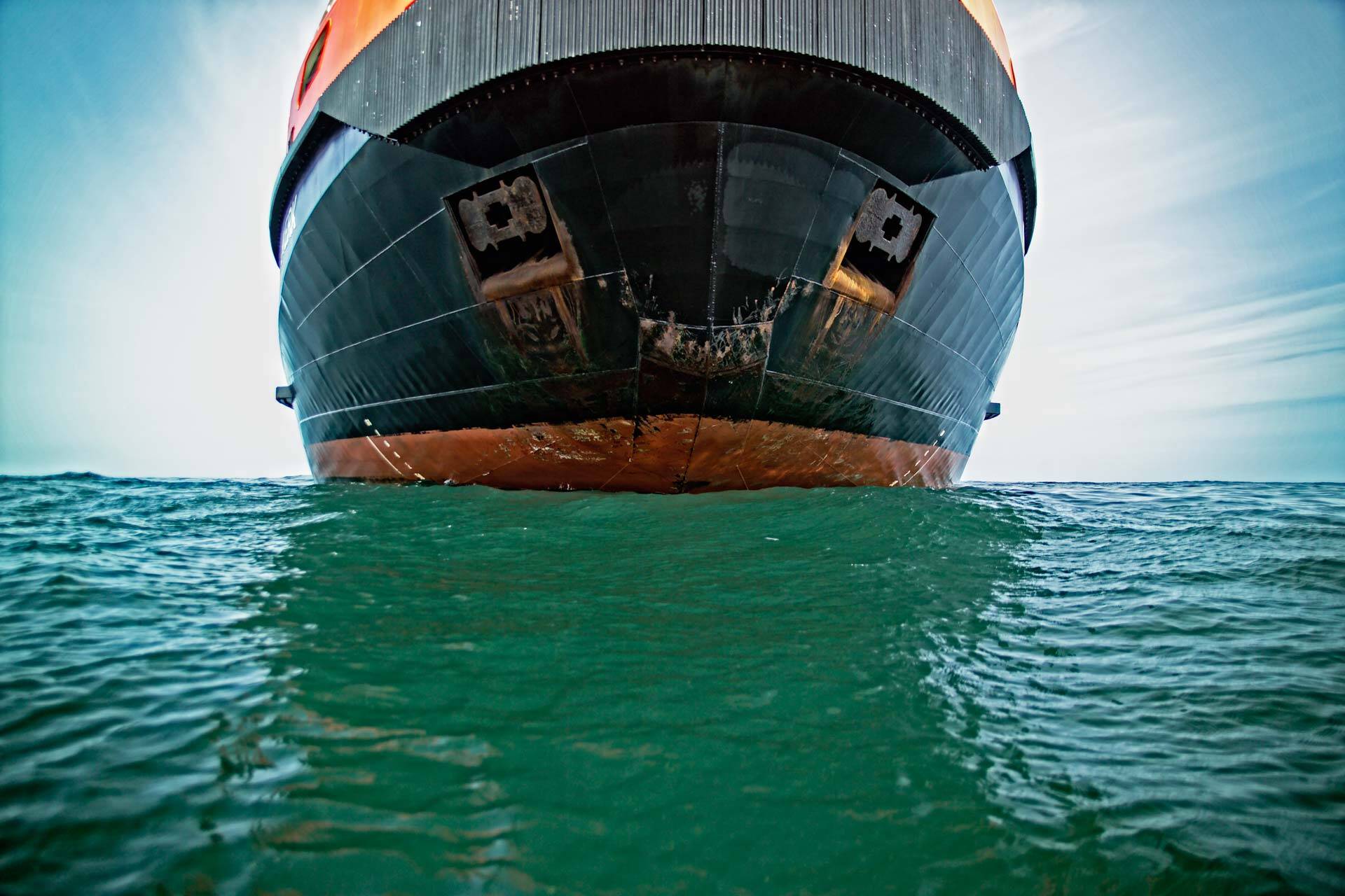 Schiffsbug vom Wasser aus fotografiert
