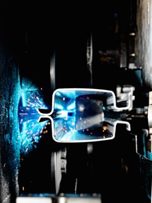 Produktion – ein Schweißroboter im Einsatz, Automatisierungstechnik und moderne Fertigung im Maschinenbau