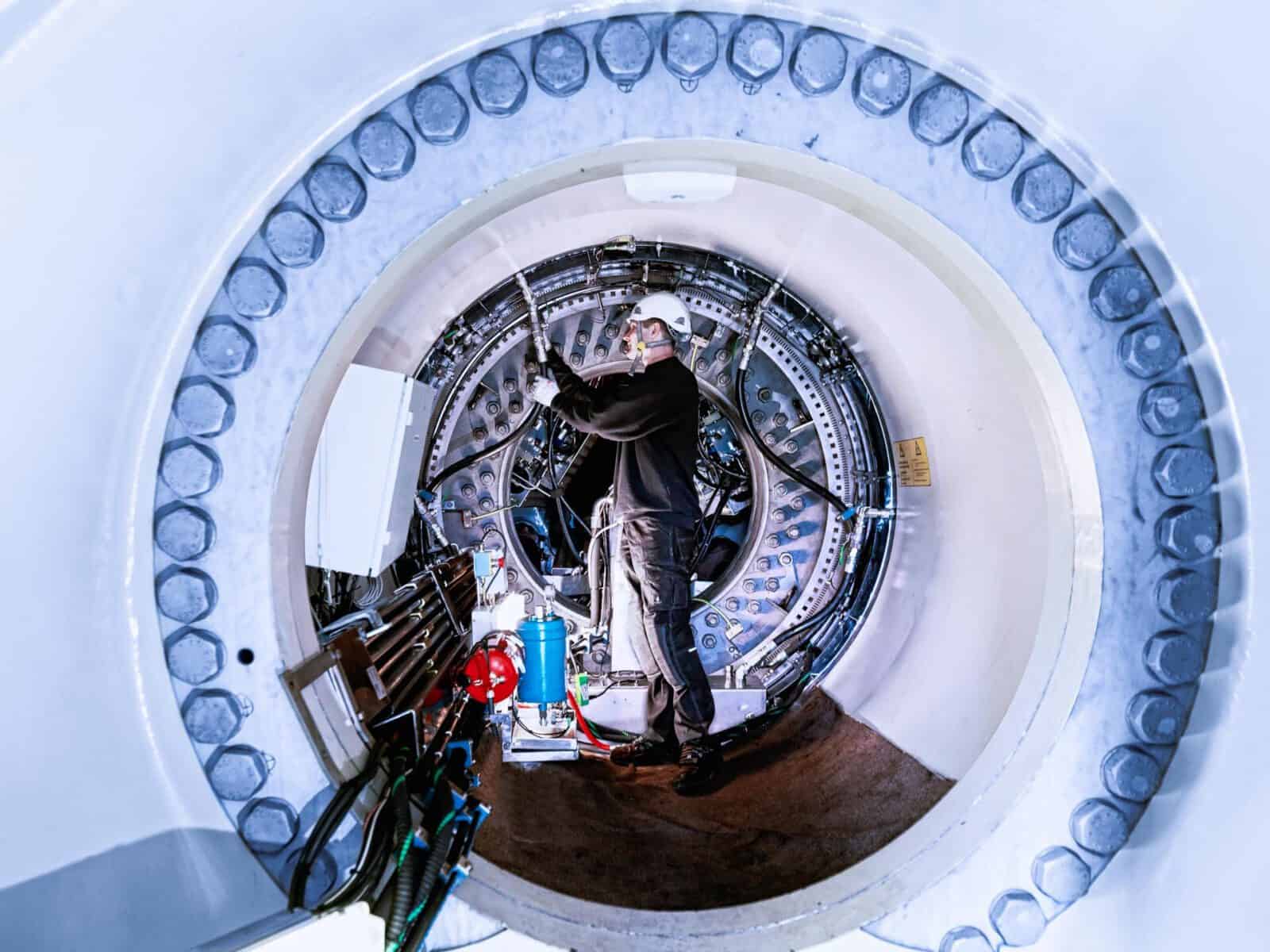 Innenansicht Windkraftwerk-Montage – Industriefotografie technische Bauphase