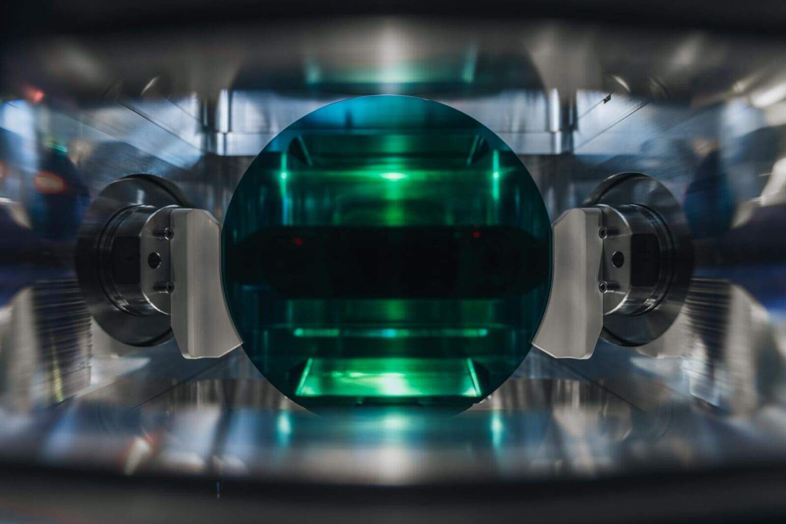 Innenansicht einer Anlage, in der eine grüne Platine bearbeitet wird.