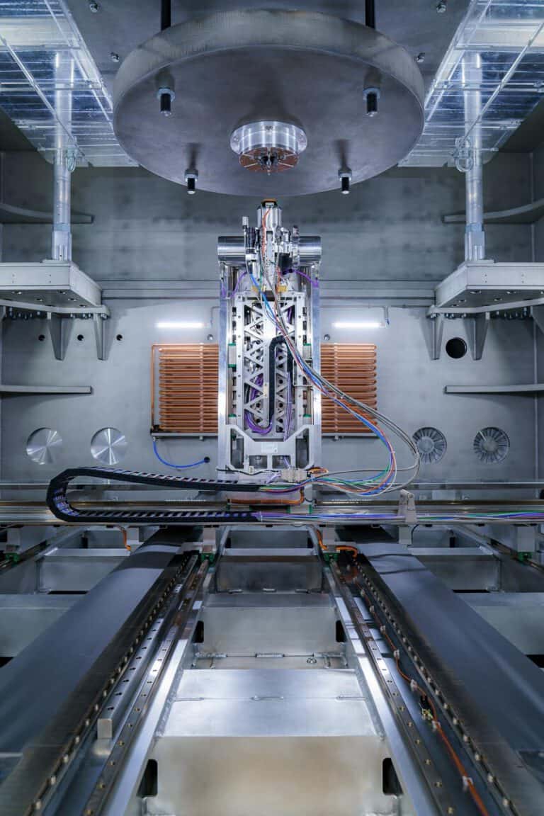 Industrielle Ionenanlage zur Wasseraufbereitung in einer technischen Produktionsumgebung