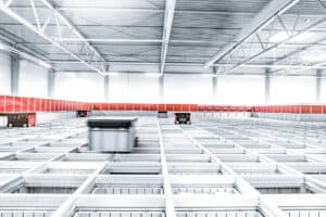 kleinteillager-automatisch Logistikfotografie - automatisiertes kleinteillager von oben mit Entnahmewagen in Bewegung