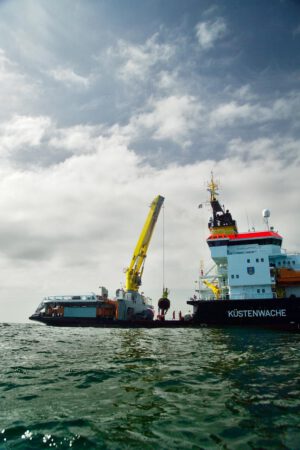 kuestenschschutz-schiff-neuwerk-kran Küstenschutzschiff beim Einholen eines Seezeichen
